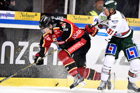 Frölundas Nicklas Lasu trycker till Luleås Per