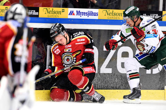 Frölundas Nicklas Lasu trycker till Luleås Per