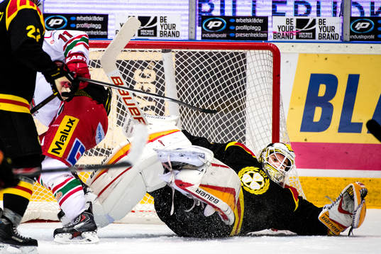 Brynäs målvakt Bernhard Starkbaum blir påkörd av Modos