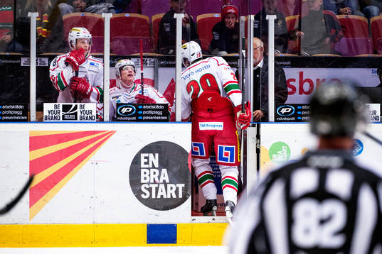 Modos Dennis Persson blir utvisad och gör Albin Carlson