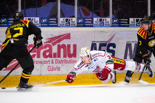 Modos Joonas Lehtivuori försöker nå pucken som Brynäs