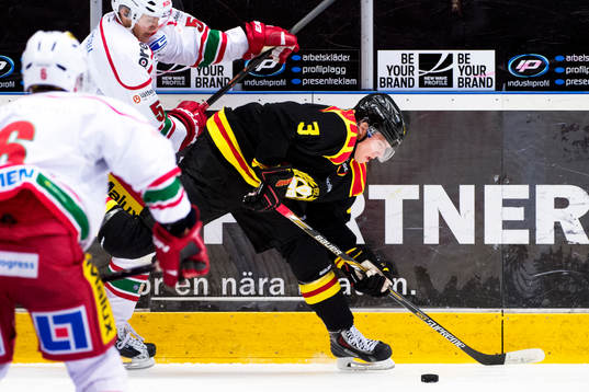 Brynäs Christian Djoos blir jagad utav Modos Jonas Ahnelöv