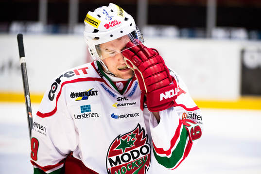 Modos Dennis Persson tar sig om ansiktet