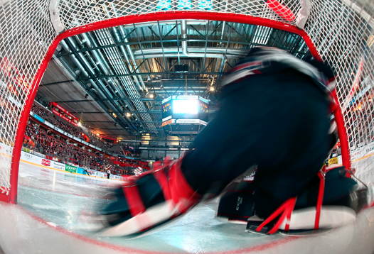 Linköping målvakt Marcus Högberg värmer upp före