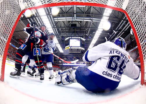Linköpings Broc Little framför Leksands målvakt Oscar