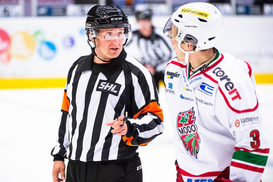 Domaren Christoffer Karlsson i samtal med Modos Joonas