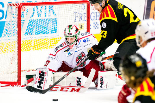 Adam Reideborn, målvakt i Modo, försöker täcka skott