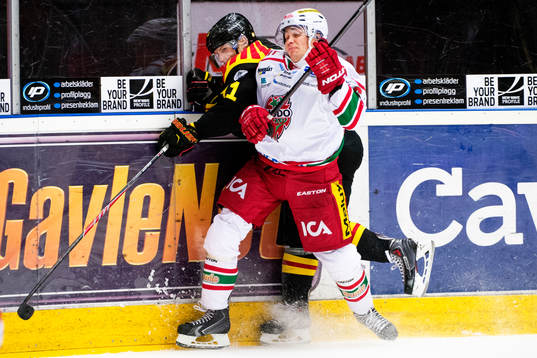 Brynäs Greg Scott och Modos Marko Kauppinen i en tackling