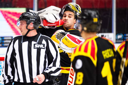 Brynäs målvakt Bernhard Starkbaum dricker vatten