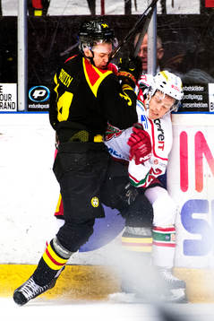 Brynäs Daniel Brodin och Modos Albin Carlson i en tackling
