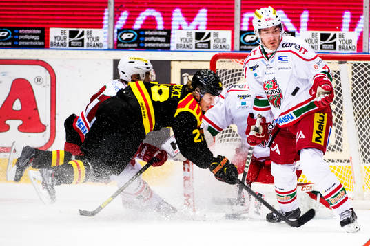 Brynäs Adam Brodecki ramlar framför Modos målbur