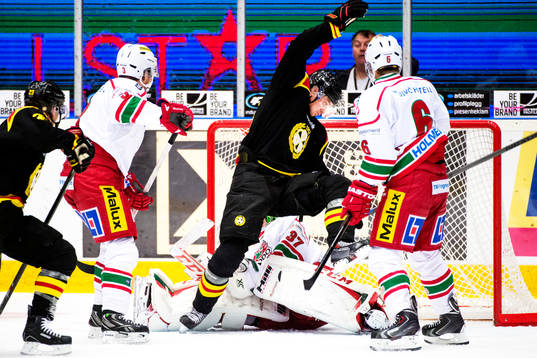 Brynäs Anton Rödin ramlar över Adam Reideborn, målvakt