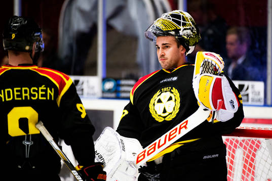 Brynäs Niclas Andersén och Brynäs målvakt Bernhard