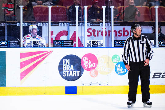 Modos Albin Carlson blir utvisad