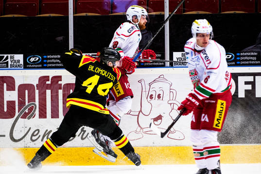 Brynäs Jacob Blomqvist tacklar Modos Mattias Ritola bakom