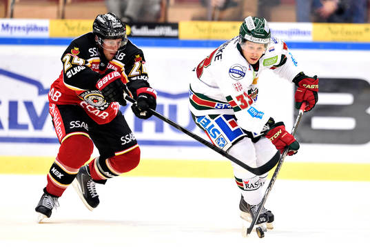 Frölundas Elias Fälth jagas av Luleås Cam Abbott