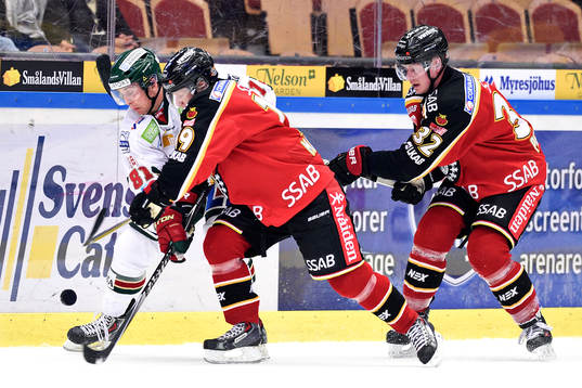 Frölundas Luke Moffatt i kamp om pucken med Luleås Daniel