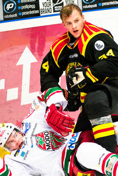 Brynäs Daniel Brodin i bråk med en Modos-spelare