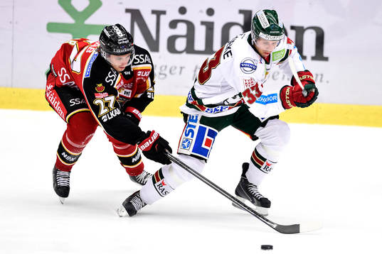 Luleås Daniel Zaar jagar Frölundas Elias Fälth