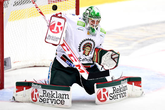 Frölundas målvakt Linus Fernström räddar ett skott