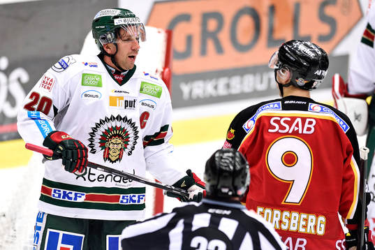 Frölundas Joel Lundqvist blir upprörd på Luleås Johan