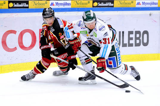 Luleås Karl Fabricius i kamp om pucken med Frölundas