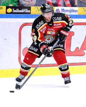 Luleås Chris Abbott  med pucken