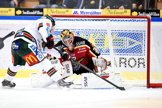 Luleås målvakt Joel Lassinantti räddar Frölundas Mikael