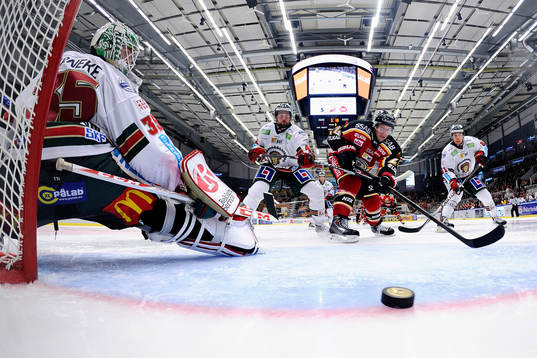 Luleås Cam Abbott gör 2-2 bakom Frölundas målvakt Linus