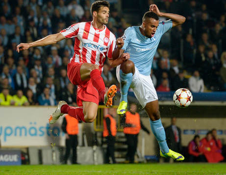 Olympiacos Alberto Botía och Malmö FFs Isaac Kiese Thelin