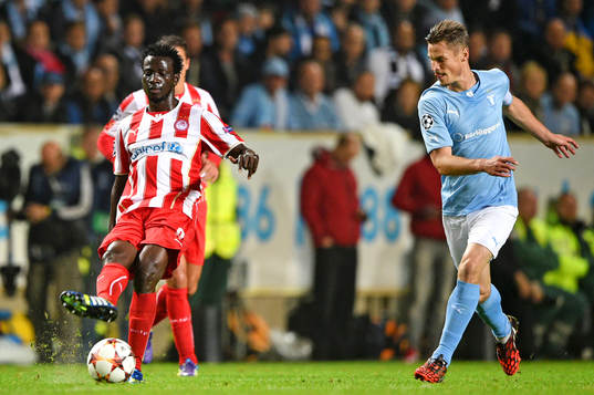 Olympiacos Delvin N'Dinga och Malmö FFs Markus Rosenberg