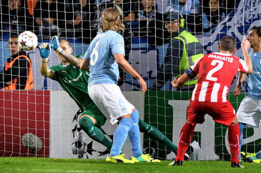 Olympiacos Giannis Maniatis skjuter med Malmö FFs målvakt