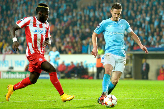 Olympiacos Arthur Masuaku jagar Malmö FFs Markus Rosenberg