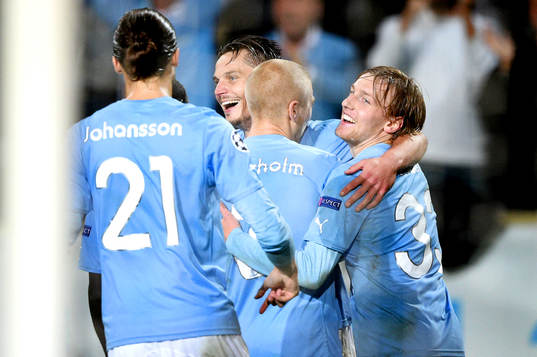 Malmö FFs spelare firar Markus Rosenberg (mitten)