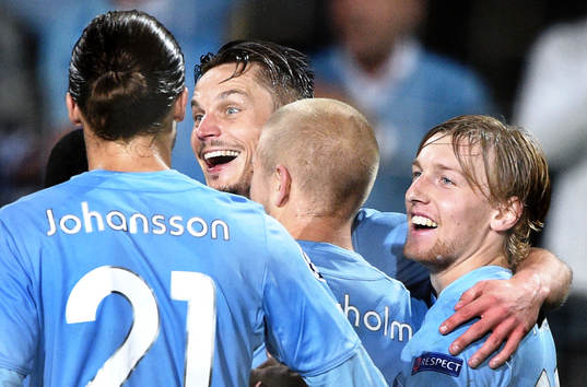 Malmö FFs spelare firar Markus Rosenberg (mitten)