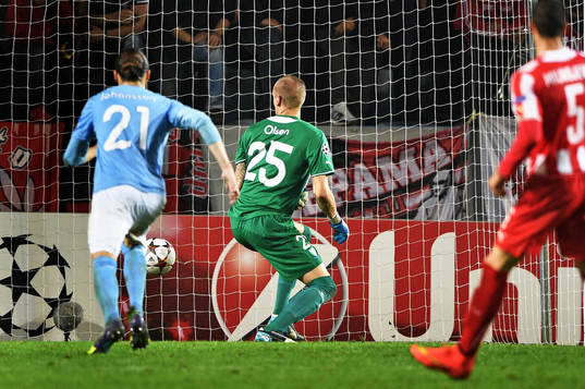 Malmö FFs målvakt Robin Olsen tappar ett skott från
