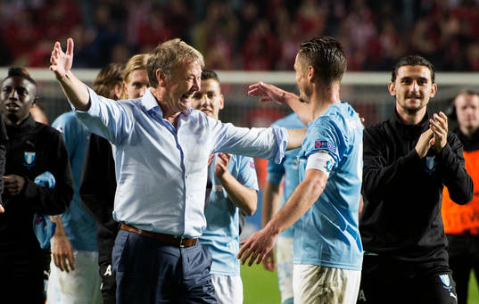 Malmö FFs tränare Åge Hareide omfamnar Markus Rosenberg
