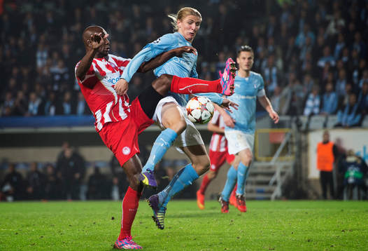 Olympiacos Eric Abidal och Malmö FFs Pawel Cibicki