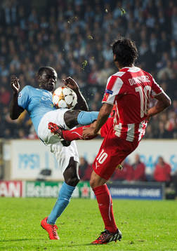 Malmö FFs Enock Kofi Adu och Olympiacos Alejandro Dominguez