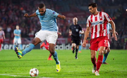 Malmö FFs Isaac Kiese Thelin och Olympiacos Alberto Botia