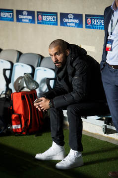 Malmö FFs Guillermo Molins sitter skadad på bänken innan