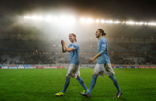 Malmö FFs Markus Halsti och Erik Johansson tackar publiken