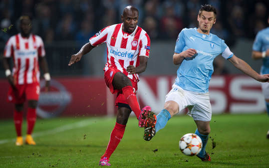 Olympiacos Eric Abidal och Malmö FFs Markus Rosenberg
