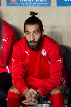 Olympiacos Jimmy Durmaz sitter på bänken innan