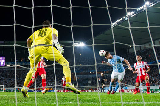 Malmö FFs Markus Rosenberg nickar men Olympiacos målvakt