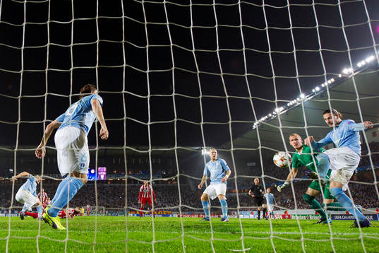 Malmö FFs Erik Johansson rensar på mållinjen och