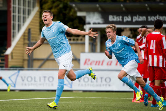 Malmö FFs Hannes Cederholm jublar (tv) ihop med Mattias