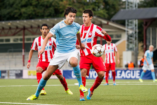Malmö FFs Deniz Hummet och Olympiakos Antonios Vatousiadis