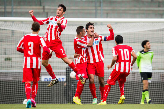 Olympiakos Nikolaos Vergos (m) jublar ihop med sina
