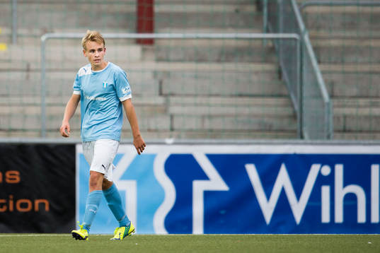 Malmö FFs Truls Verngren lämnar planen